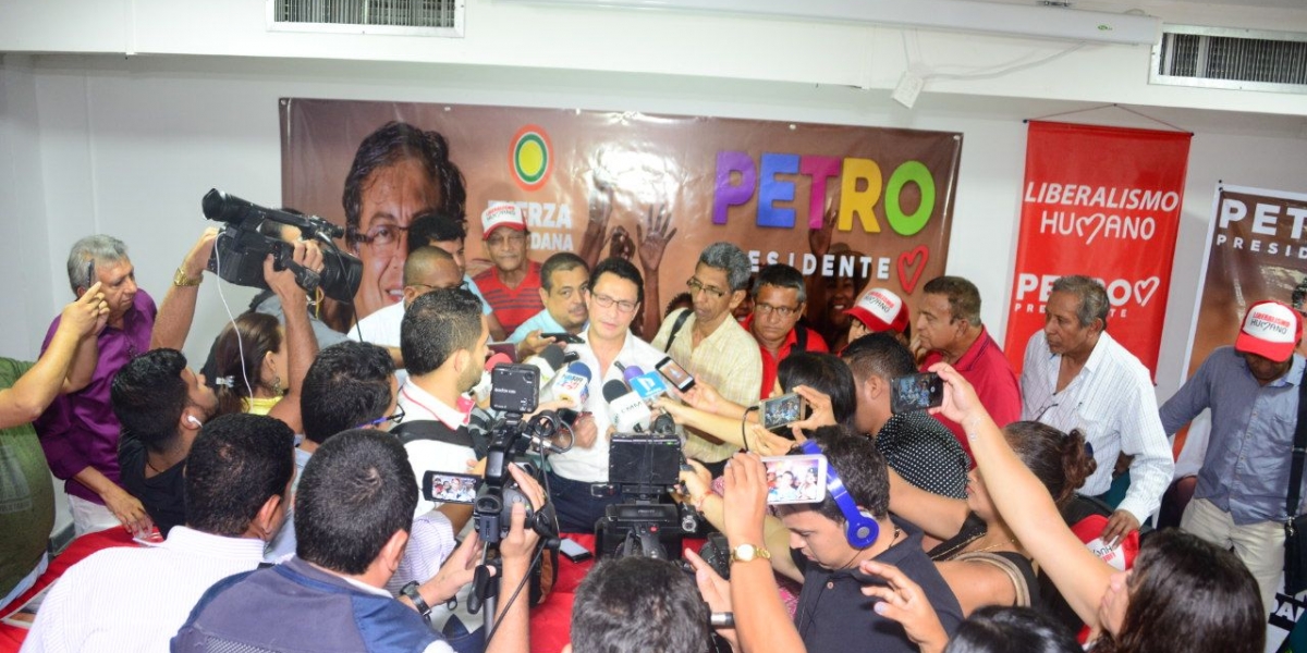 Prensa Carlos Caicedo. Carlos Caicedo hizo la denuncia ante los medios de comunicación.