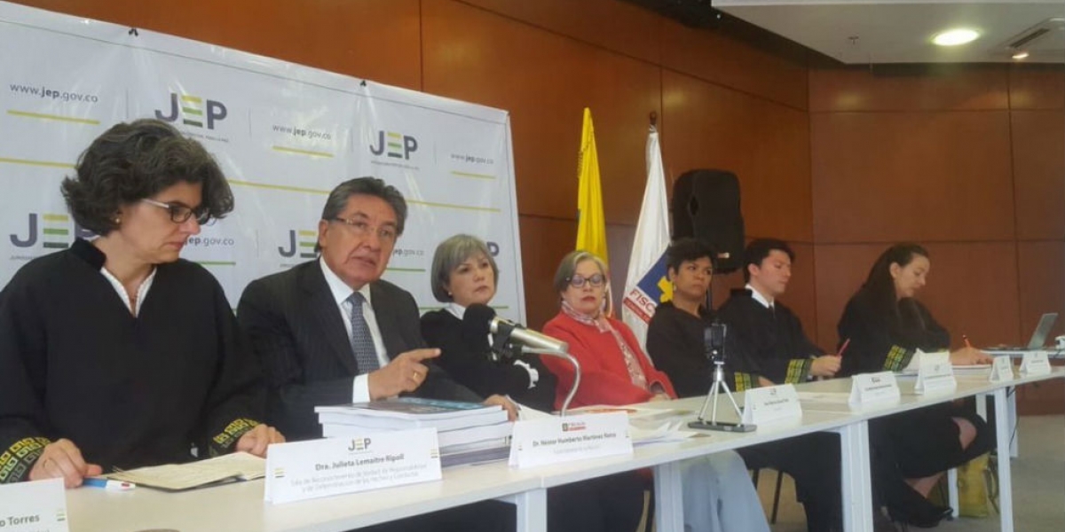 El Fiscal Néstor Humberto Martínez junto a las autoridades de la JEP. 