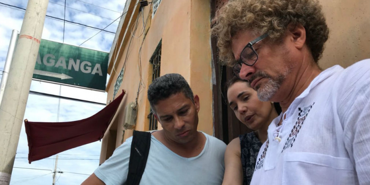 Oficina de Comunicaciones Unimagdalena. El samario Yuldor Gutiérrez (director de la serie) y Xilena Aycardi (actriz) ultimando detalles de la grabación.
