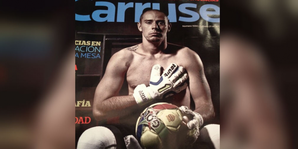 Luis Delgado en la portada de una revista, posa apoyando a las mujeres con cáncer de mama.
