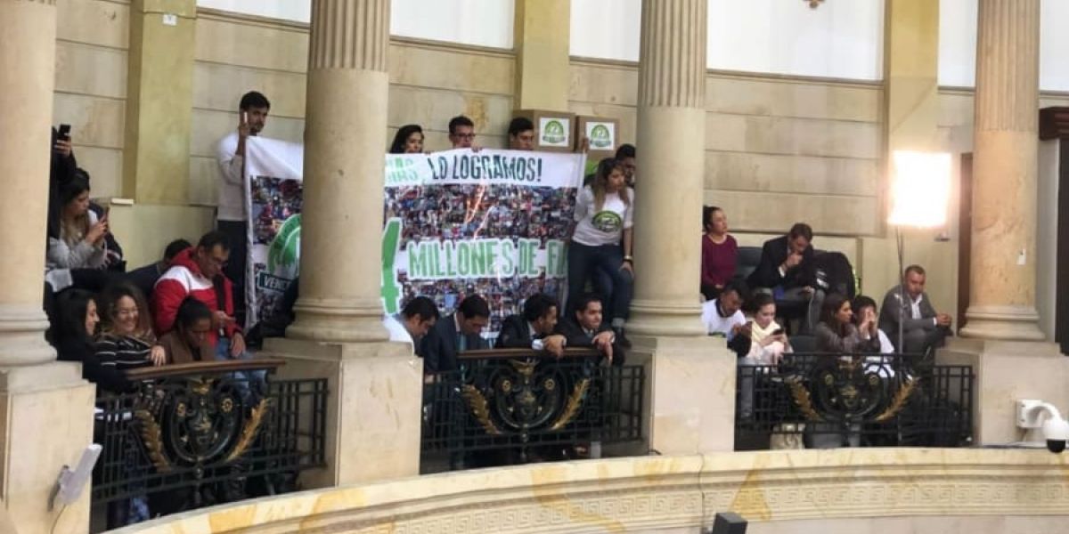 Pulzo. Partido verde- pancarta en el congreso.