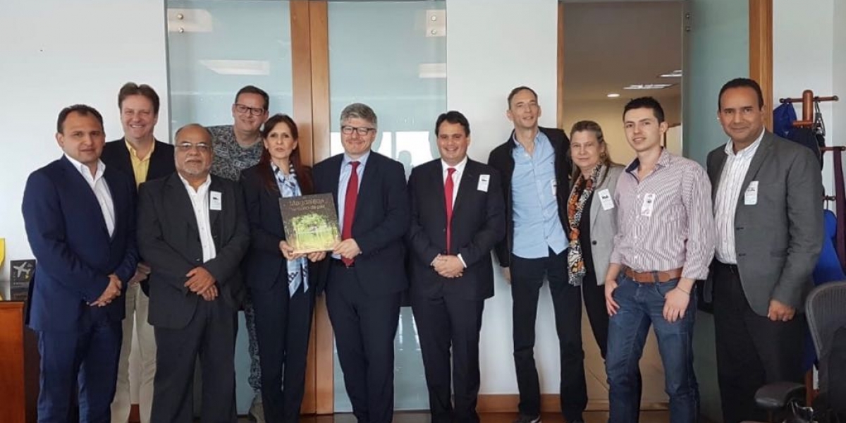 La gobernadora Rosa Cotes junto a las directivas de Aerocivil y el gabinete departamental