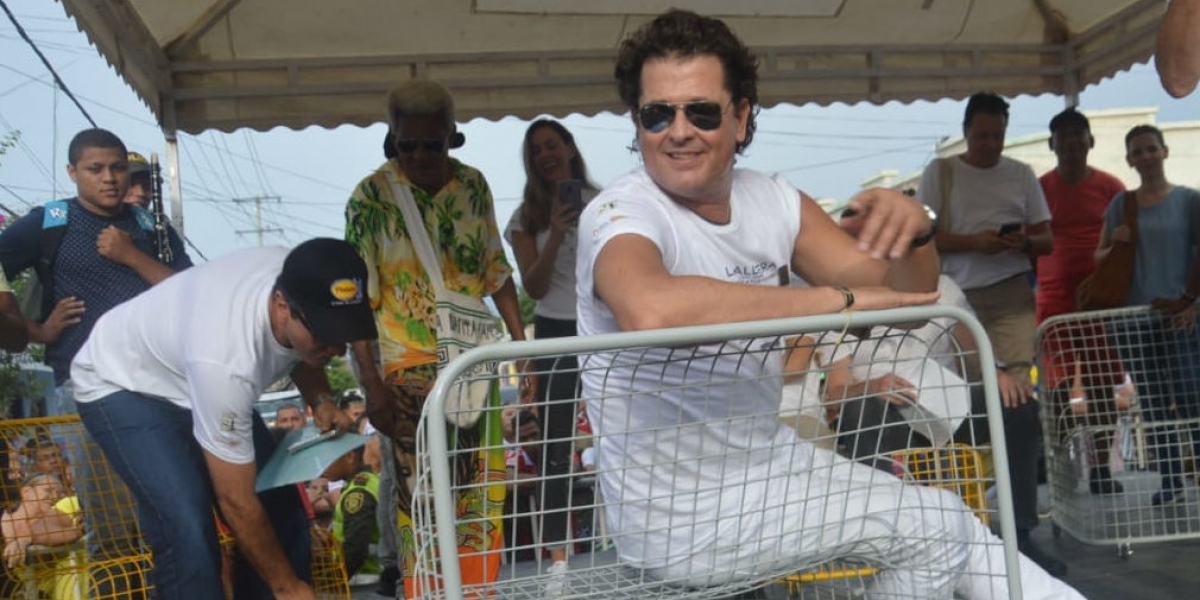 Seguimiento.co Carlos Vives mostrando por primera vez 'Las Callejeras'.