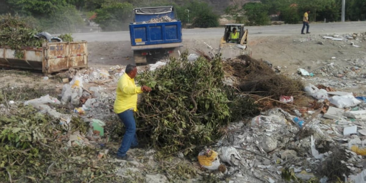 Alcaldía de Santa Marta. Arrojan escombros clandestinamente.