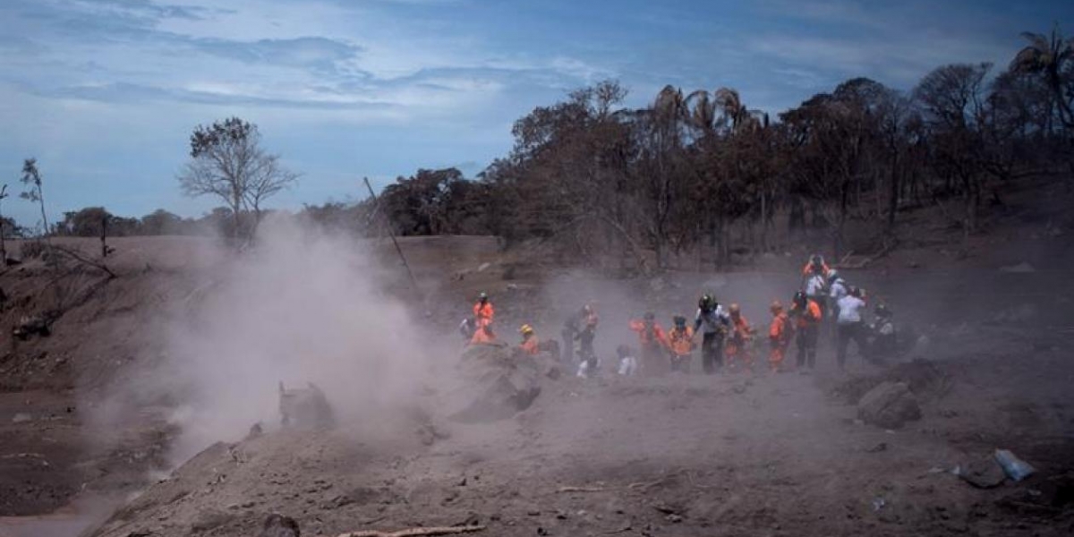 EFE Brigadas intentan hallar más cuerpos.