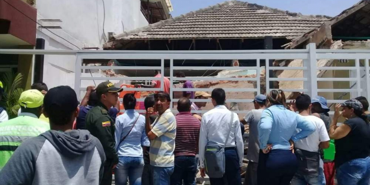 Zonacero.com El techo de un inmueble cedió y le cayó encima a uno de los trabajadores que se encontraba en el lugar.