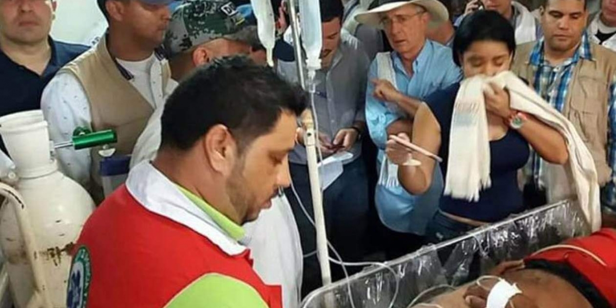 Noticias Uno. El Senador Álvaro Uribe supervisando la atención a los lesionados.