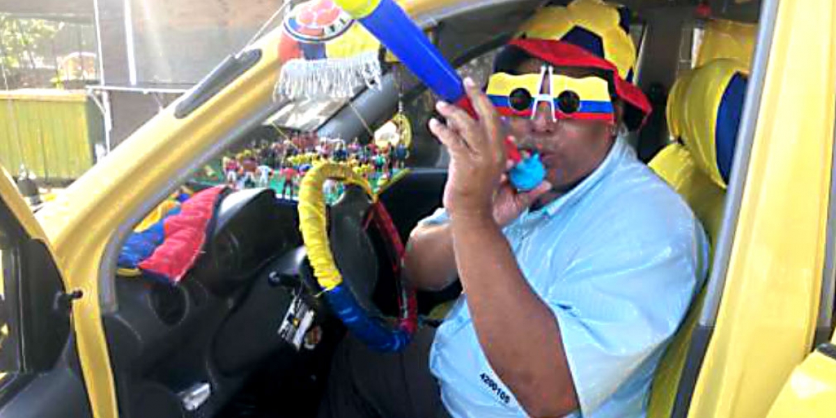 Rafael Carillo le imprimió al taxi su pasión por el fútbol.