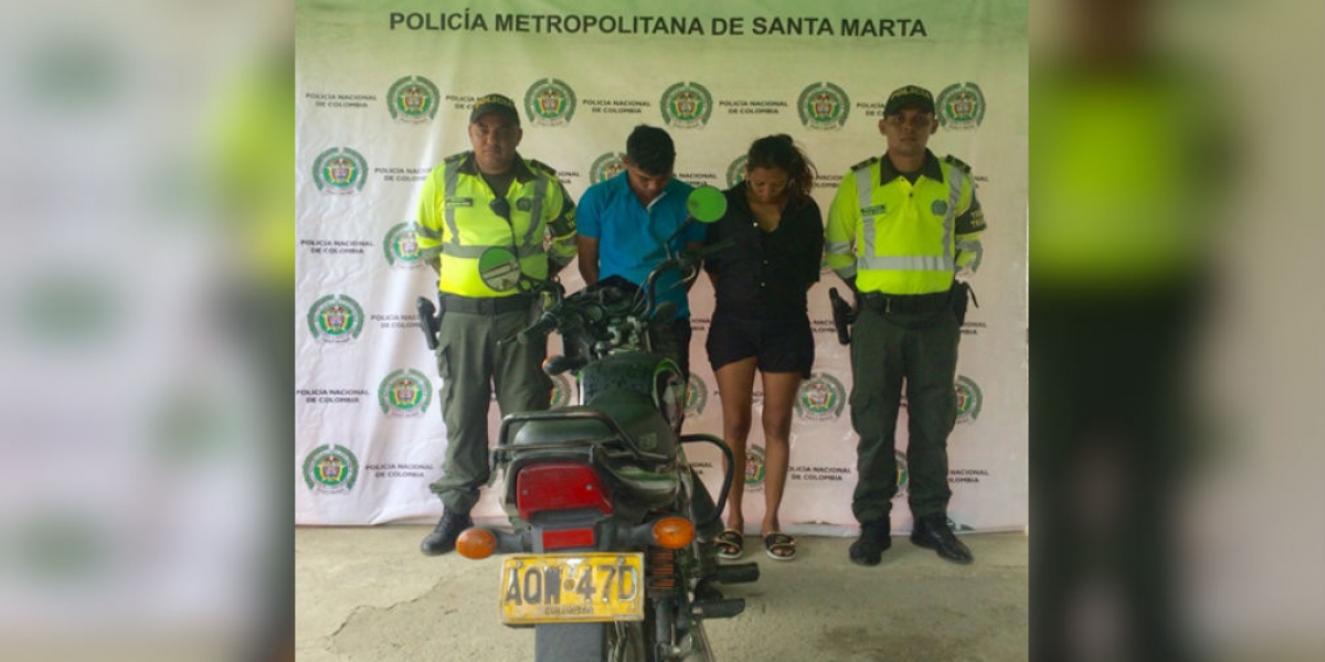 Pareja capturada por presunto robo de motocicleta.