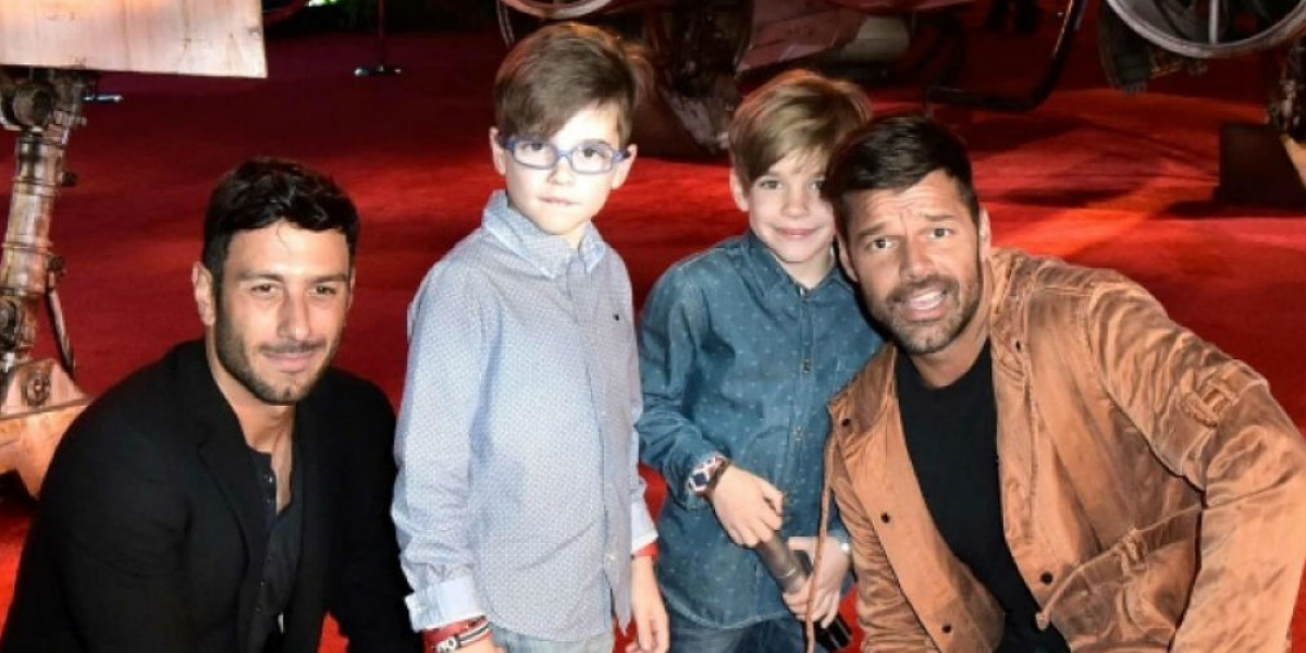 Revista Hola. Ricky Martin en compañía de sus hijos y esposo.