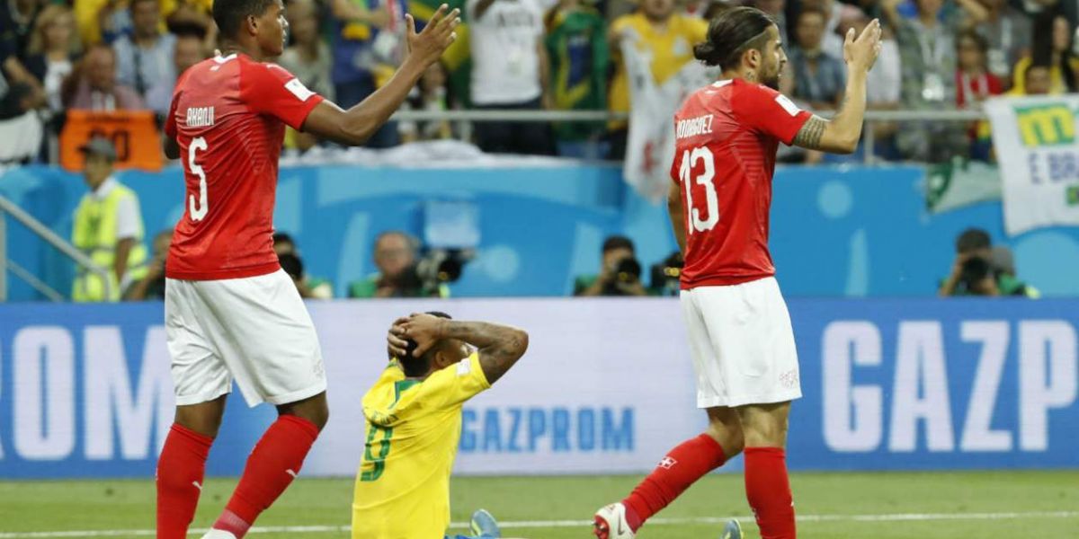  Gabriel Jesús se lamenta en el piso tras una jugada. 