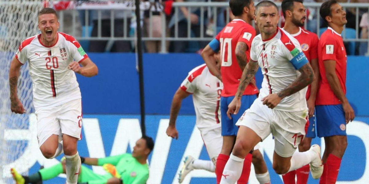 EFE Alexandar Kolarov celebra tras marcar de tiro libre.