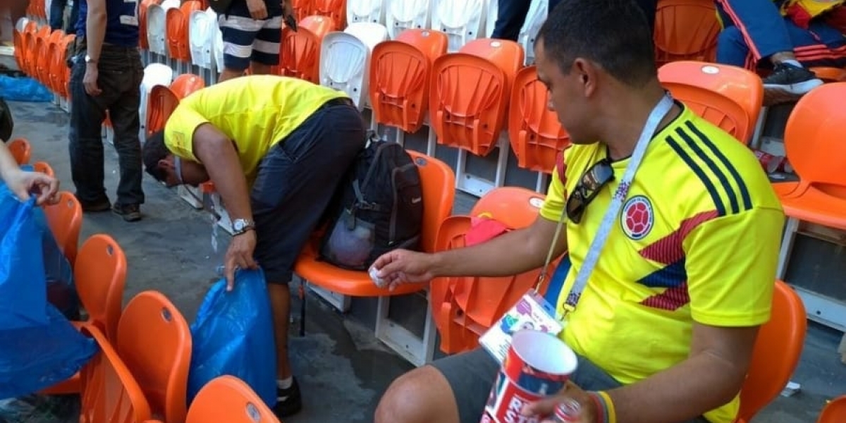 @tsunsan Colombianos recogiendo basura en el estadio de Saransk.