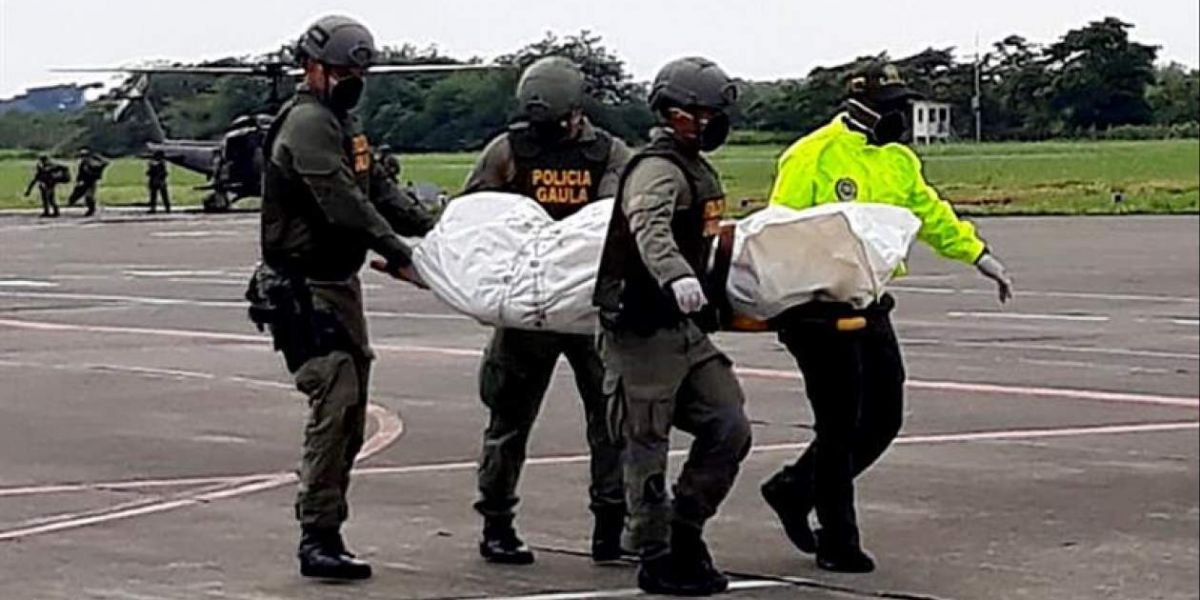 Policía colombiana traslada los cuerpos del equipo periodístico ecuatoriano.