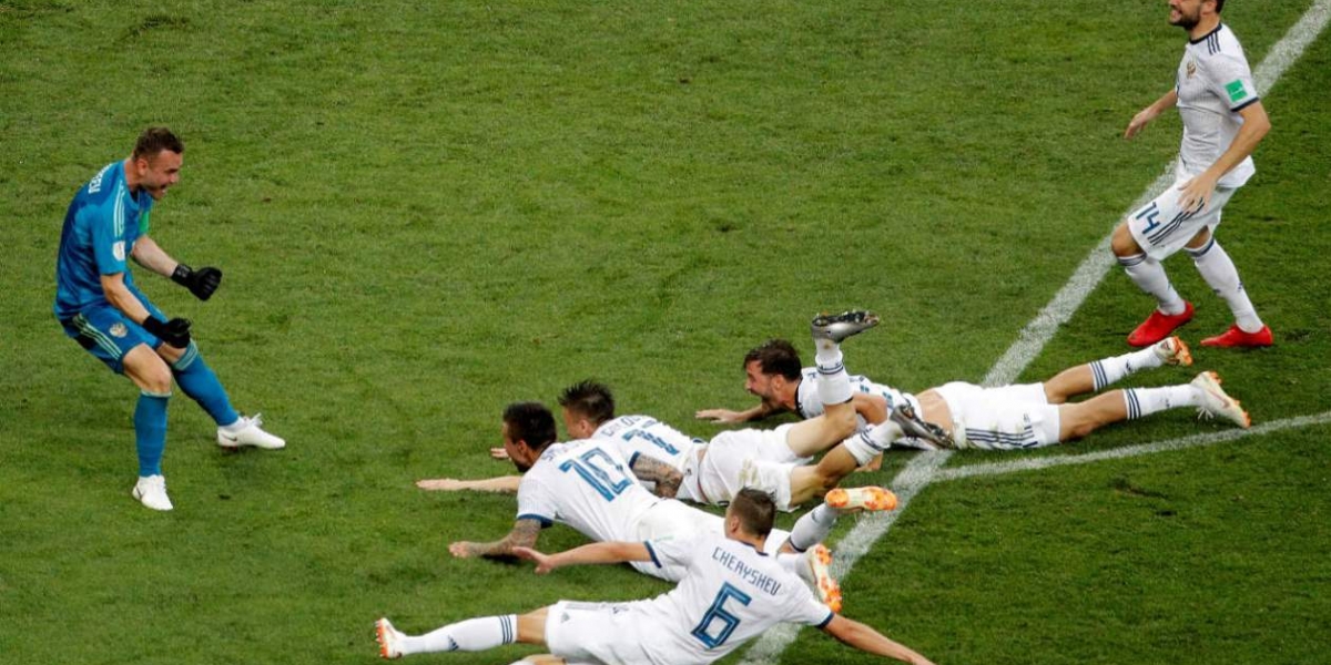 EFE Jugadores rusos celebran la victoria tras el partido España-Rusia.