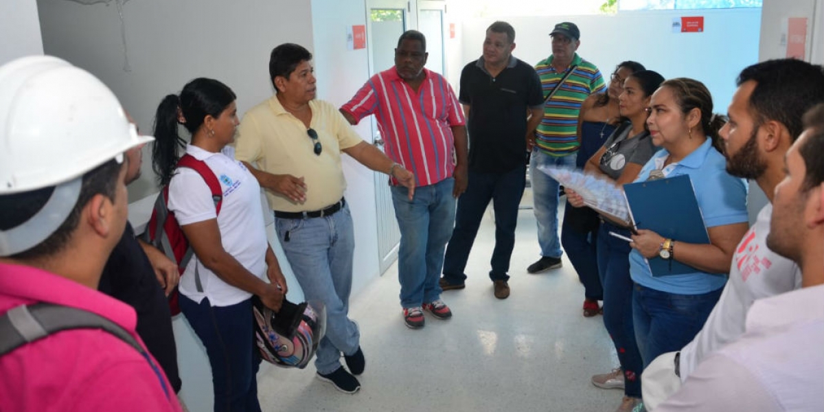 Alcaldía de Santa Marta El secretario de Salud, Julio Salas, socializó los servicios en el centro de salud.