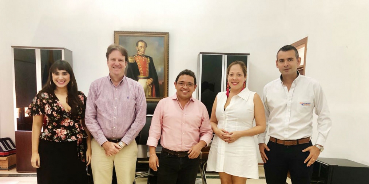 El alcalde de Santa Marta, Rafael Martínez en compañía de los representantes de la empresa panameña