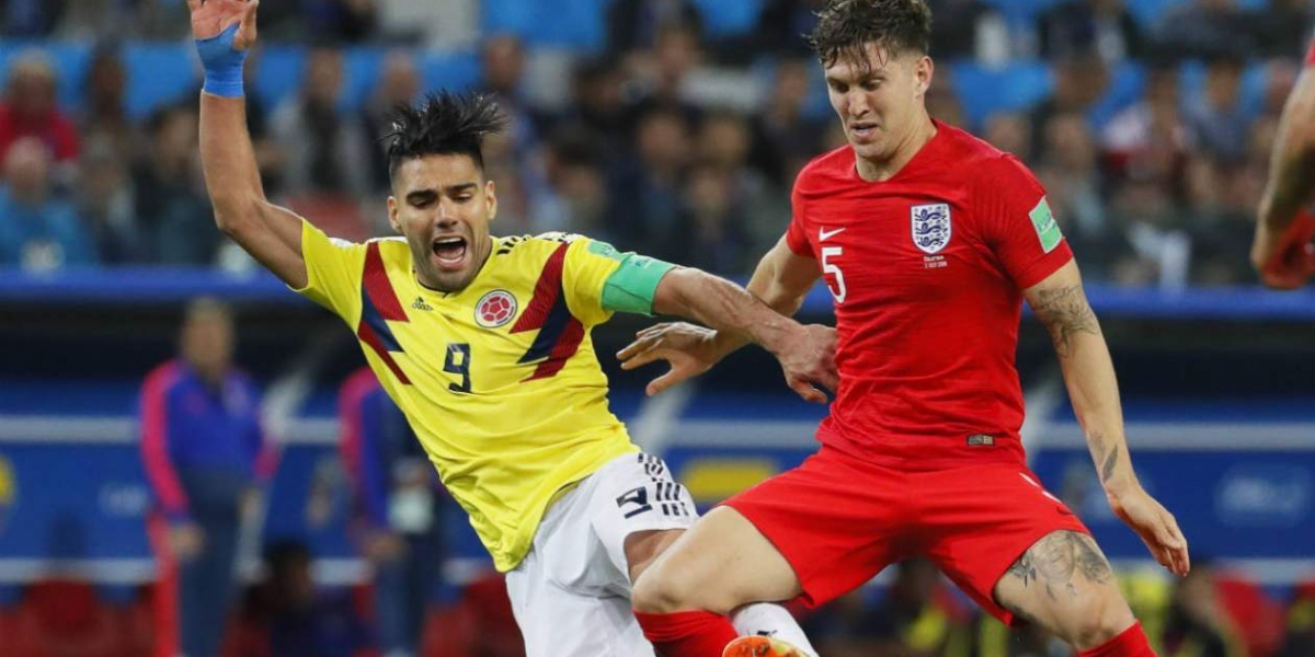 Zonacero.com/EFE John Stones comete falta sobre Falcao García.