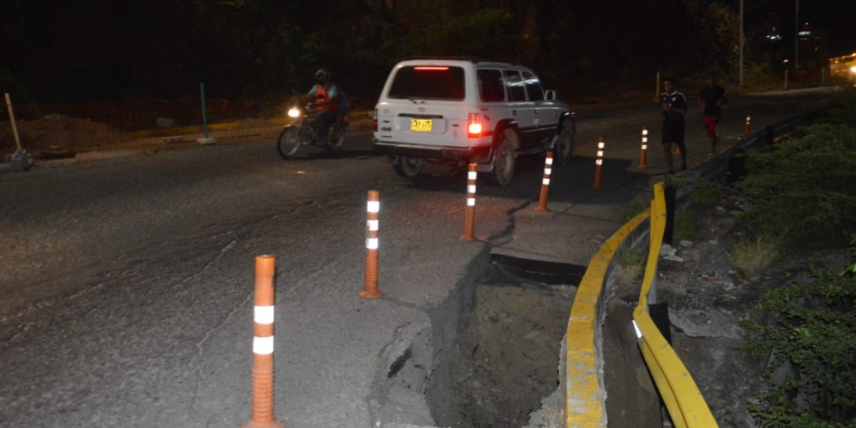 Seguimiento.co En la foto se ve el riesgo que corren las personas que trotan por la vía del Ziruma.