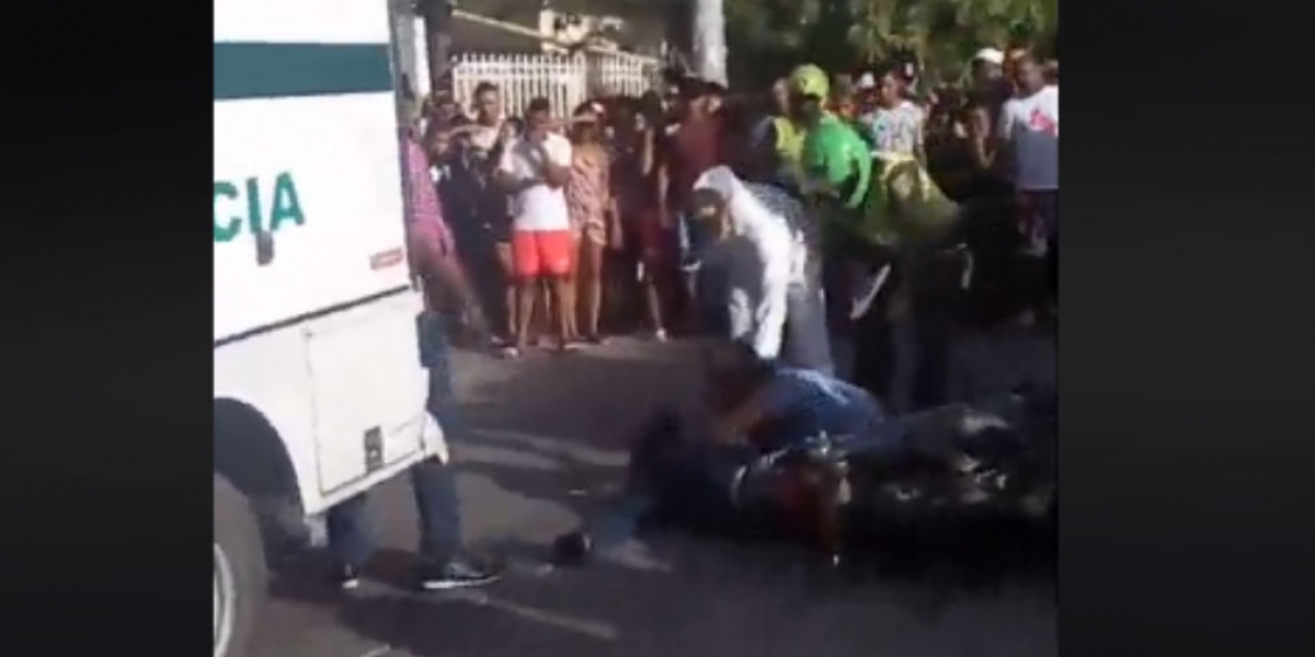 Cortesía.  Momentos en que unidades de Dijin hacen el levantamiento del cadaver.