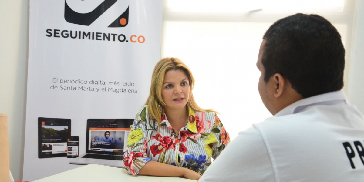 Cortesía La secretaria de Cultura de Santa Marta, Diana Viveros, durante la entrevista en la redacción de Seguimiento.co