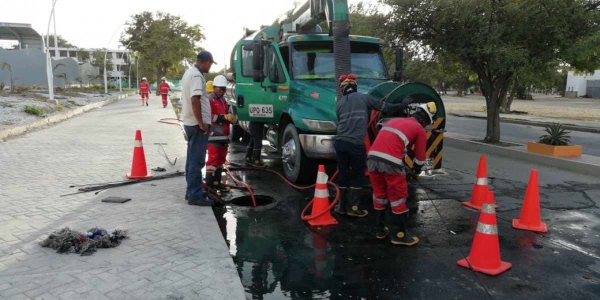 Cortesía Las cuadrillas de Veolia y Essmar trabajando para superar la contingencia en El Cundí.