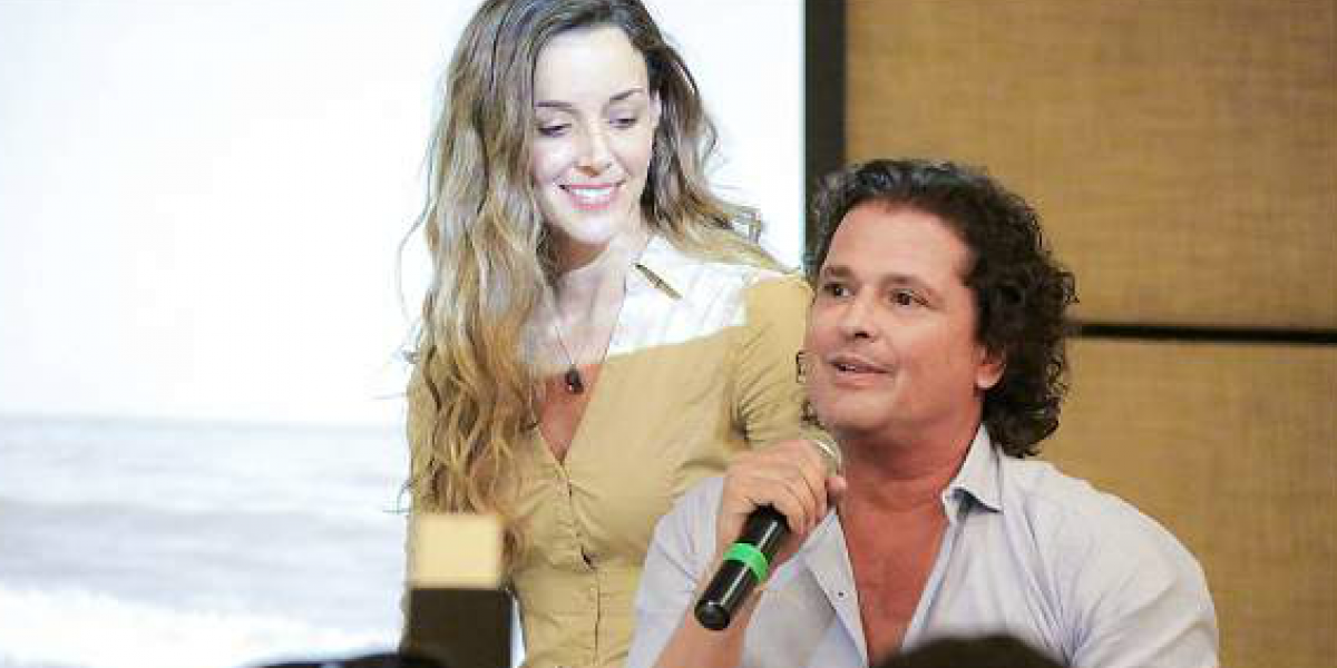 Alcaldía de Santa Marta El artista samario Carlos Vives en compañía de su esposa.