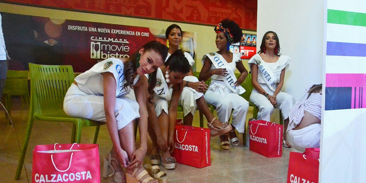 Prensa Fiesta del Mar. En el Centro Comercial Buenavista donde recibieron de algunos de los patrocinadores, diferentes prendas que lucirán durante la Fiesta.