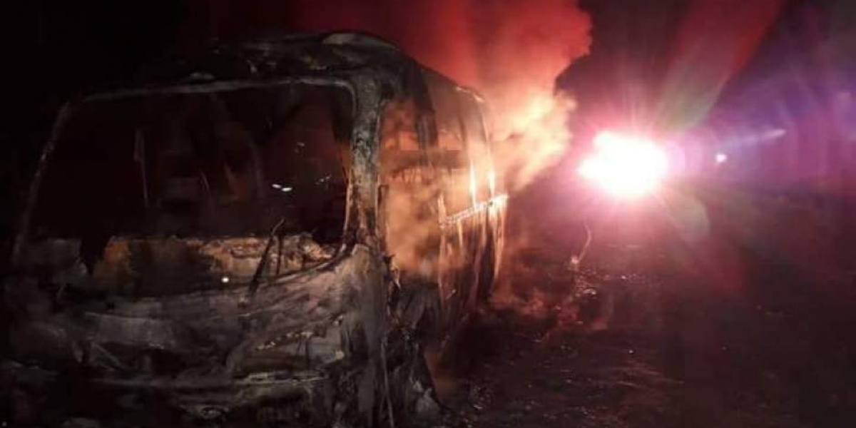 Cortesía. Delincuentes incendiaron buseta de servicio público Santa Marta.