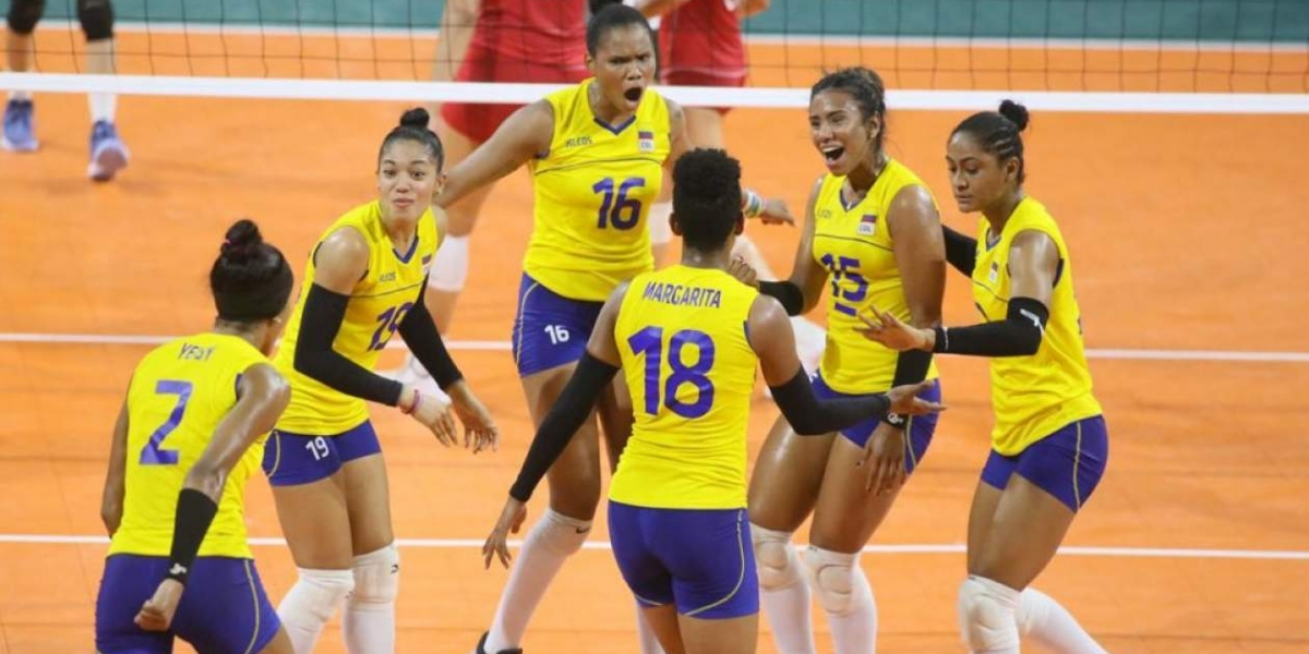 Prensa Centroamericanos El equipo base de voleibol femenino durante el disputado partido ante México.
