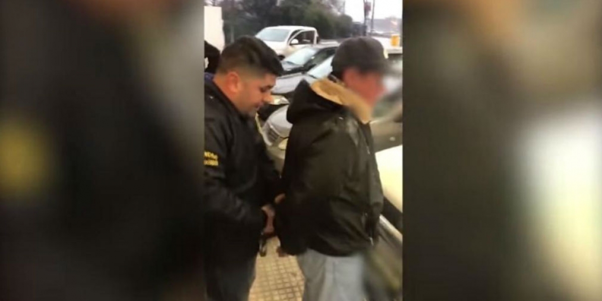 La Vanguardia Momentos de la captura del hombre en Buenos Aires.