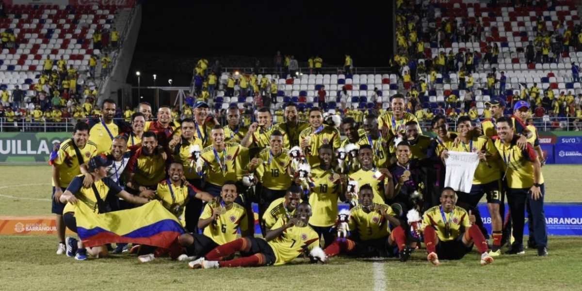 Cristian Mercado Los jugadores de Colombia festejan tras recibir la medalla de oro.