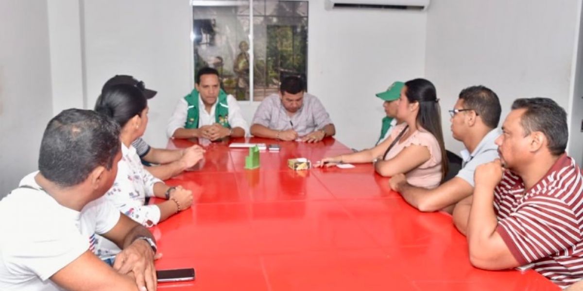 El subdirector del ICBF, Aristides Herrera, sostuvo un encuentro con autoridades del municipio de Puebloviejo.