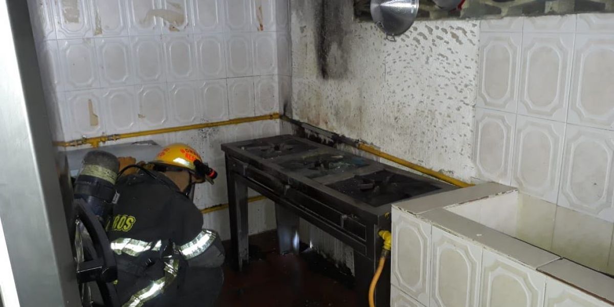 Cuerpo de Bomberos de Santa Marta. El incendio fue generado al parecer por una falla en la línea de transporte de gas natural.