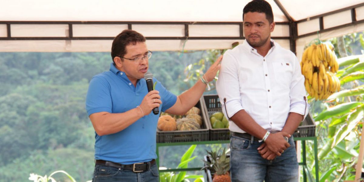 Alcalde Rafael Martínez y Raul Pacheco durante la posesión.