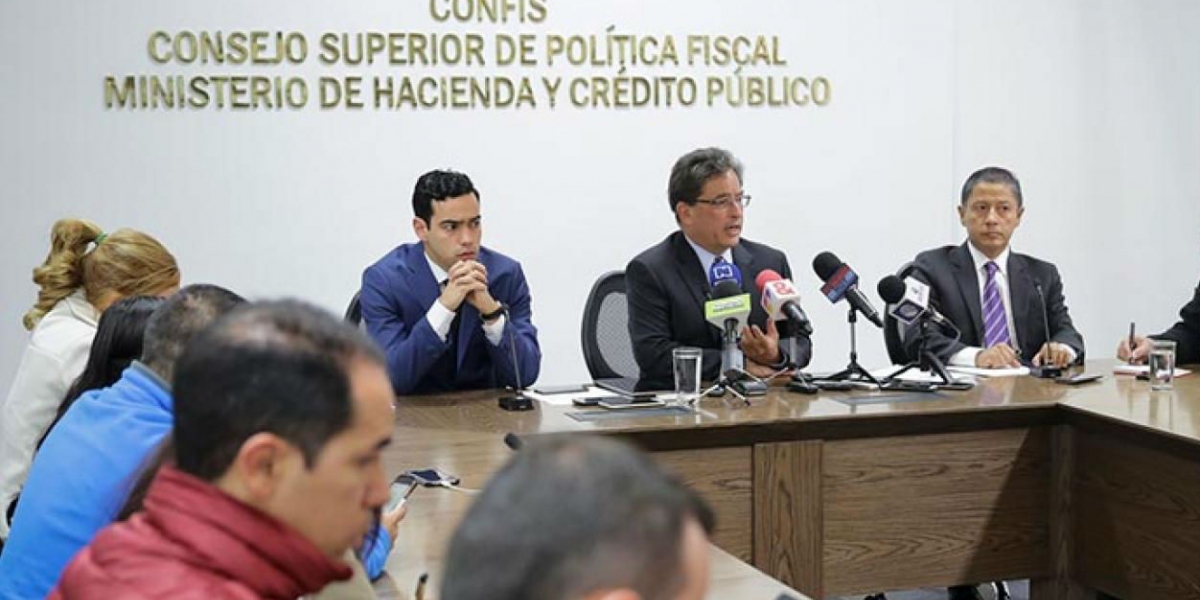  El ministro de Hacienda, Alberto Carrasquilla, en una rueda de prensa en Bogotá.