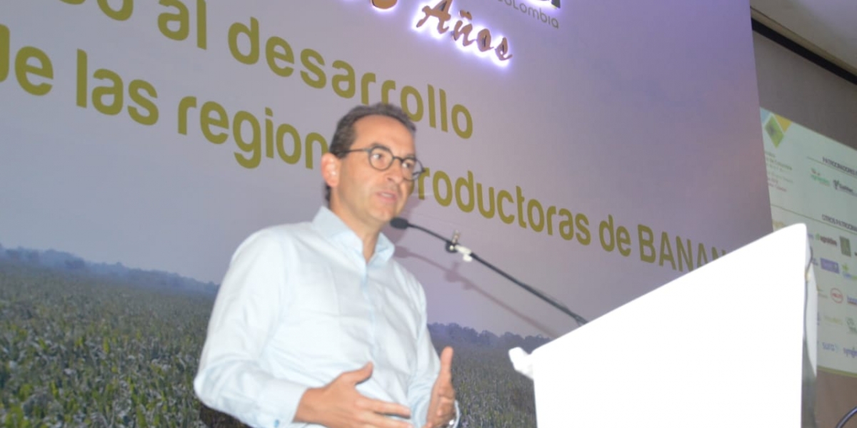 Andrés Valencia, ministro de Agricultura, durante el octavo congreso técnico bananero.