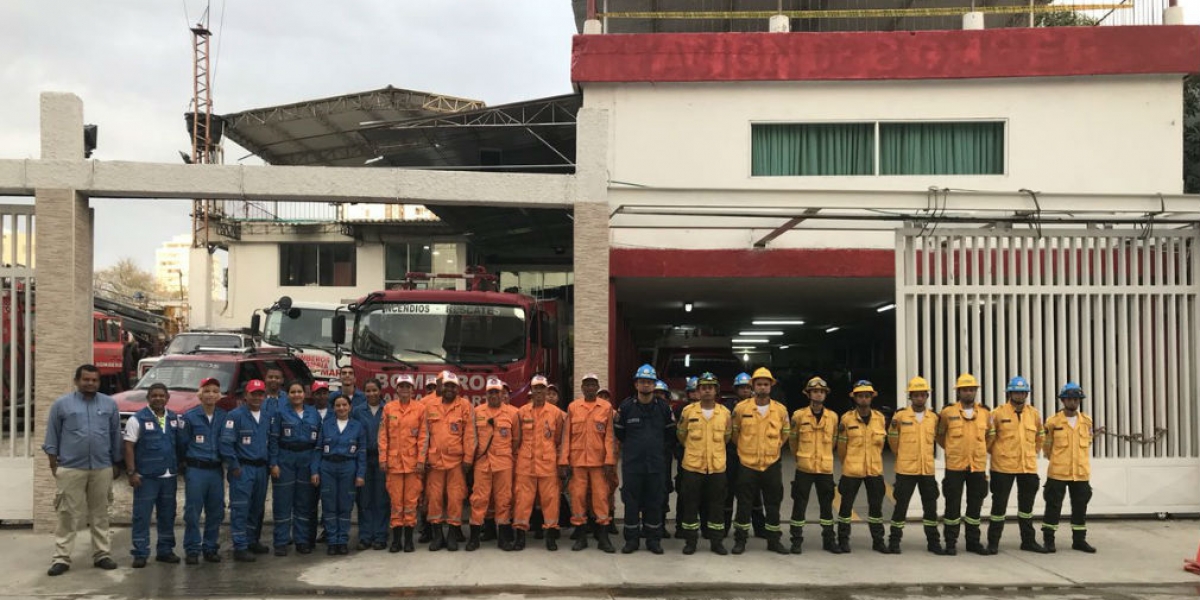 Bomberos de Santa Marta Unidades de organismo de socorro buscan acabar las llamas en la Sierra Nevada.