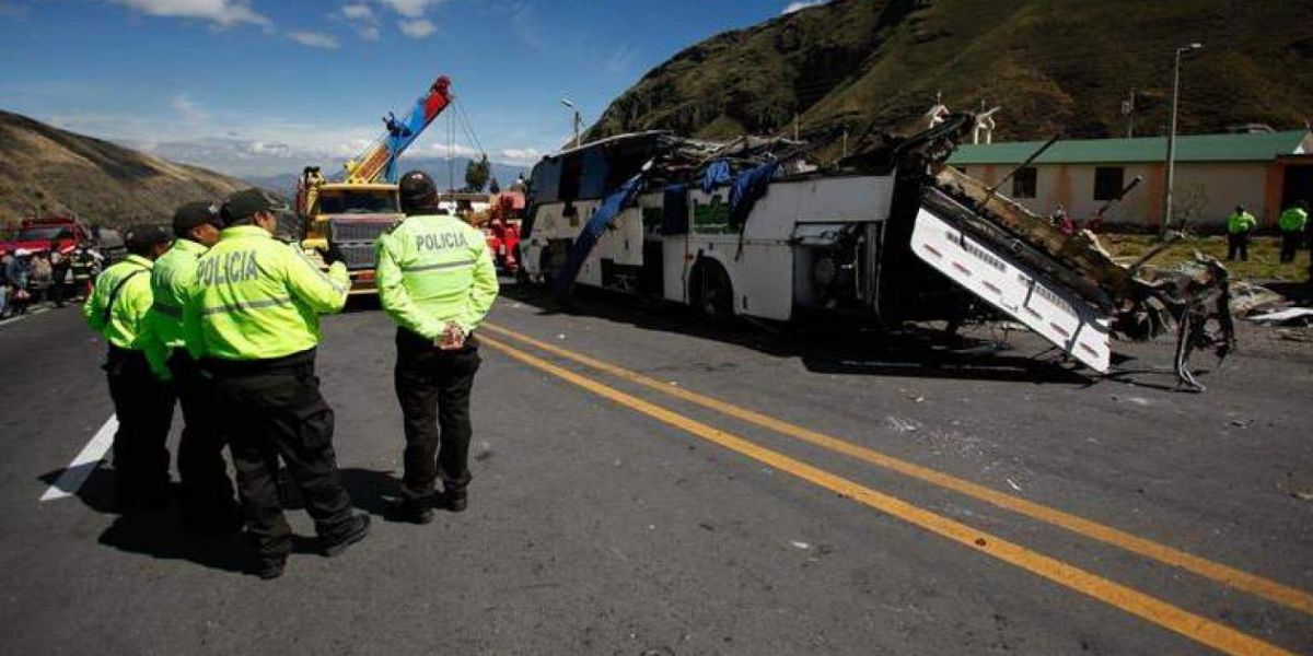 EFE Accidente de tránsito ocurrido hoy cerca de Quito, que dejó 24 víctimas