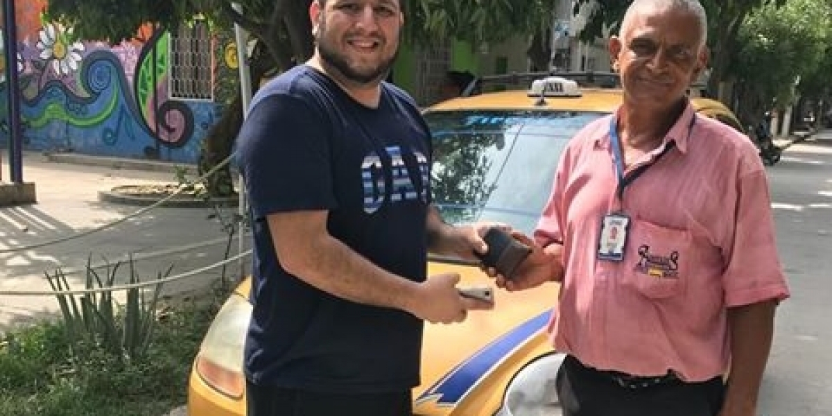 Cortesía. Momentos en el taxista devolvía el dinero a su dueño.