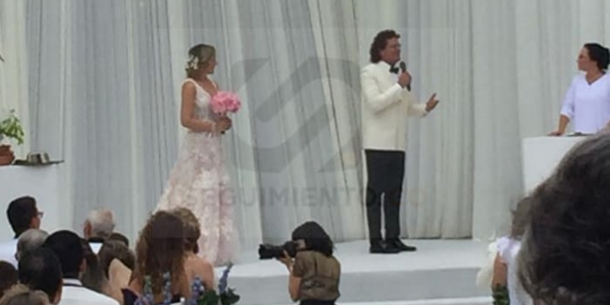 Carlos Vives y Claudia Elena Vàsquez en su boda en Santa Marta.