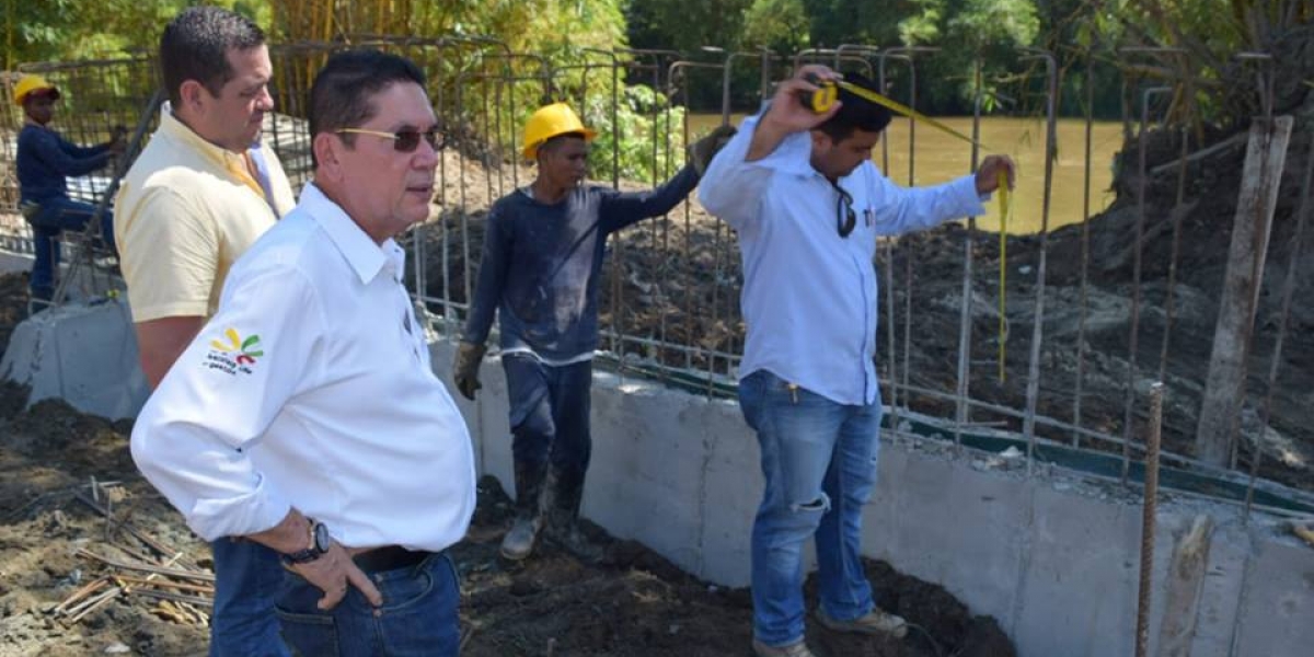 El alcalde Pedro J. Sánchez Rueda verificando las obras en el municipio de Aracataca.