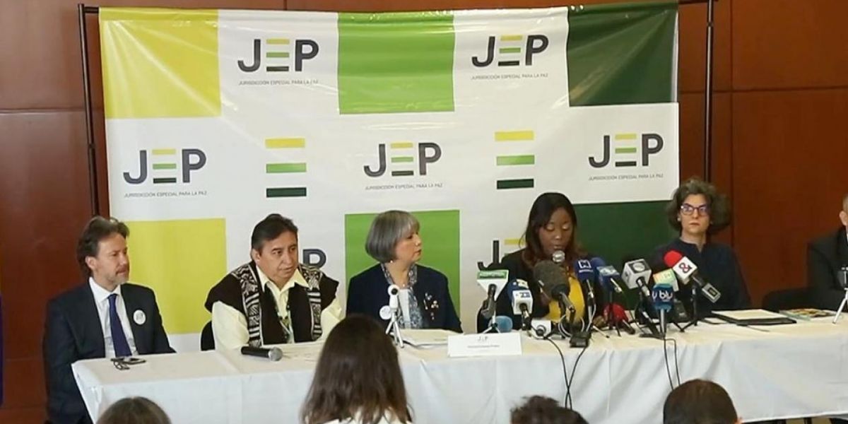 Verdad Abierta Magistrados de la Justicia Especial de Paz en rueda de prensa.