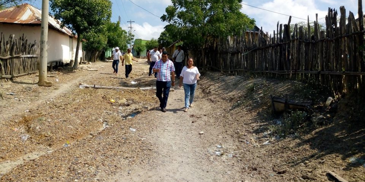 El alcalde Jairo Molina realizó las inspecciones en las comunidades afectadas por el vendaval.