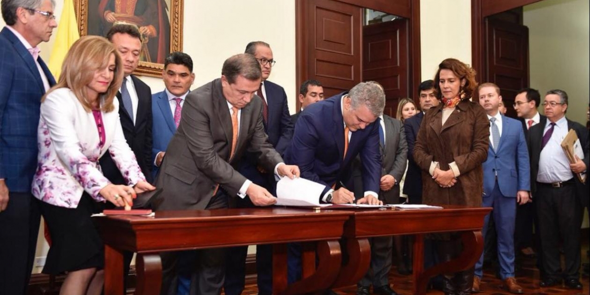 Presidencia Presidente Duque, radicando el proyecto de ley.