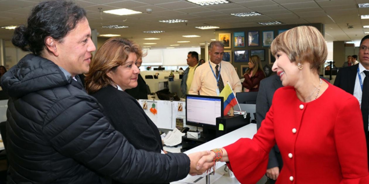 Prensa MinTrabajo. Alicia Arango, ministra de Trabajo, saluda a trabajadores del Ministerio.