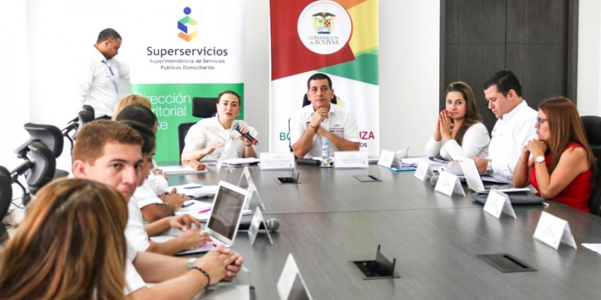 Zonacero.com  María Paula Jaramillo, Superintendente de Servicios Públicos (e) y el Gobernador de Bolívar, Dumek Turbay.