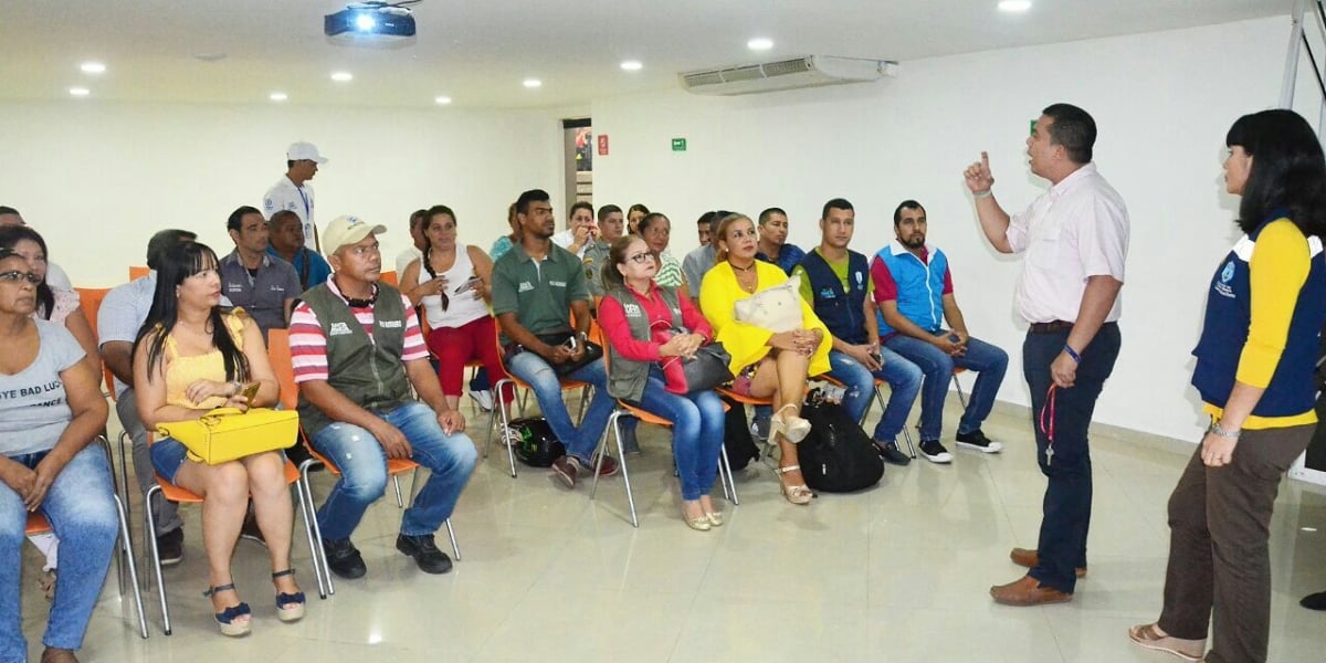 Prensa Alcaldía de Santa Marta. La administración Distrital, a través del Instituto de Turismo- Indetur, realizó la primera jornada de socialización en el balneario de El Rodadero, del Decreto 208 sancionado el 17 de agosto de 2018.
