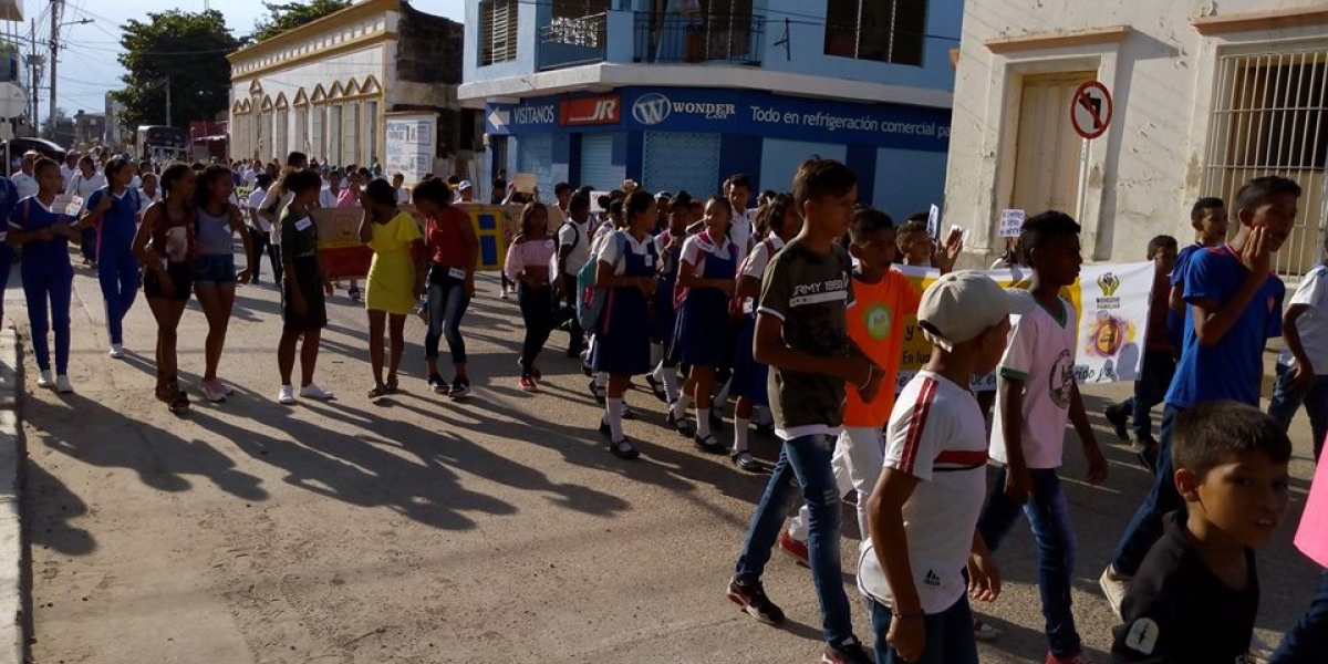 Aspecto del desfile con que inicia la Semana Andina en Plato.