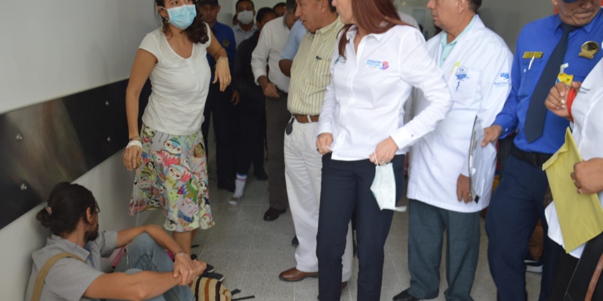 Oscar Mejía / Seguimiento.co La gobernadora Rosa Cotes y el gerente del hospital Fernando Troconis atendieron las quejas de los pacientes en la unidad de urgencias.